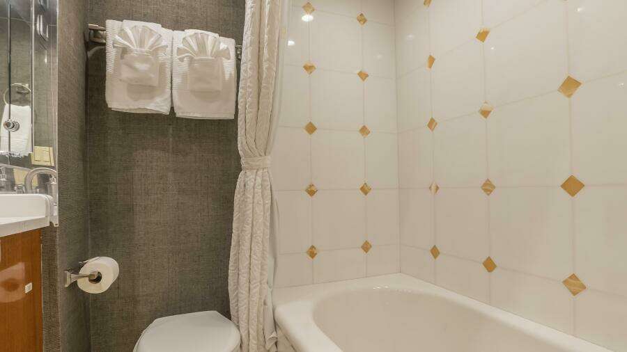 Hatteras 80 Gallopin- VIP Stateroom Head