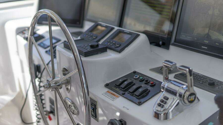Hatteras 80 Gallopin- Flybridge Helm