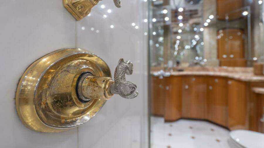 Hatteras 80 Gallopin- Master Head