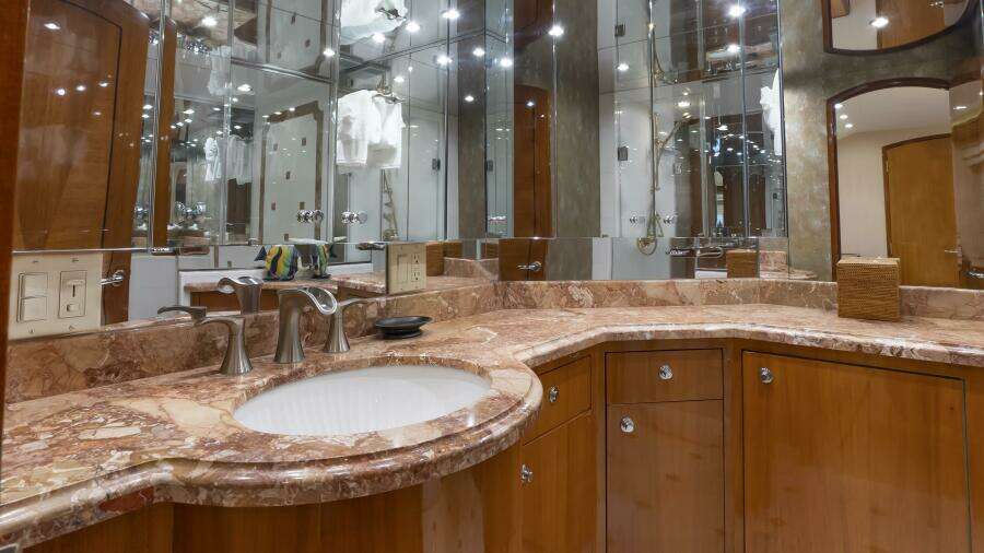 Hatteras 80 Gallopin- Master Head