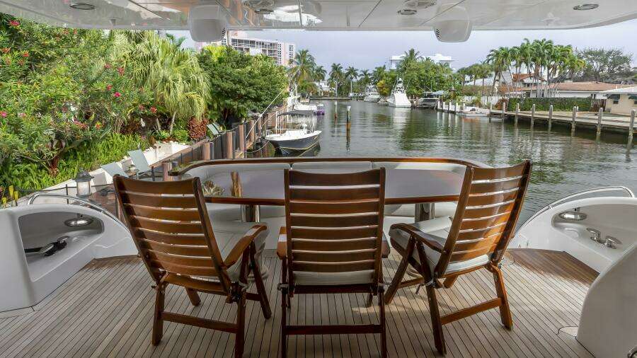 Hatteras 80 Gallopin- Cockpit Dinette