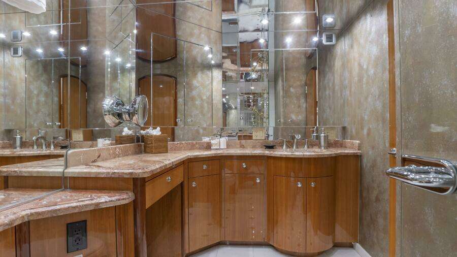 Hatteras 80 Gallopin- Master Head