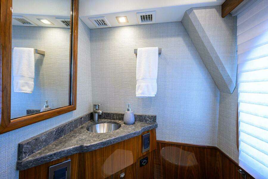 Viking 72 - Corintios - Interior Day Head