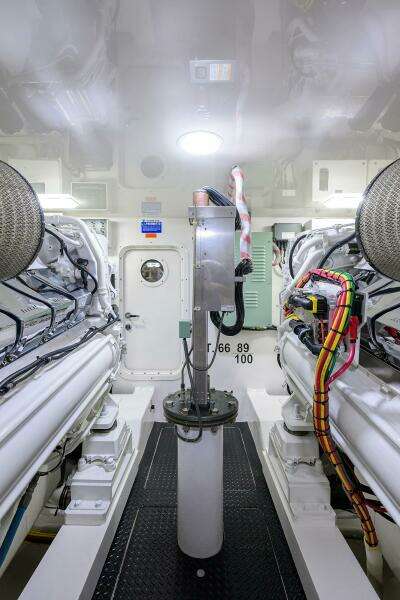 Viking 72 - Corintios - Engine Room