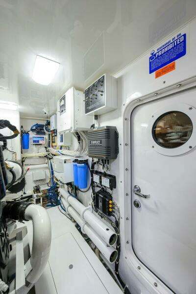 Viking 72 - Corintios - Engine Room