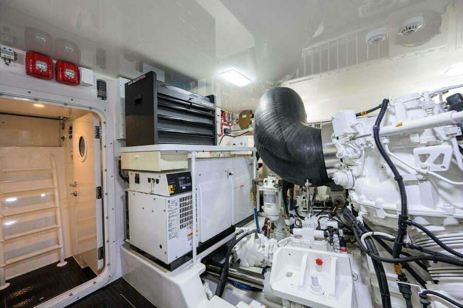 Viking 72 - Corintios - Engine Room
