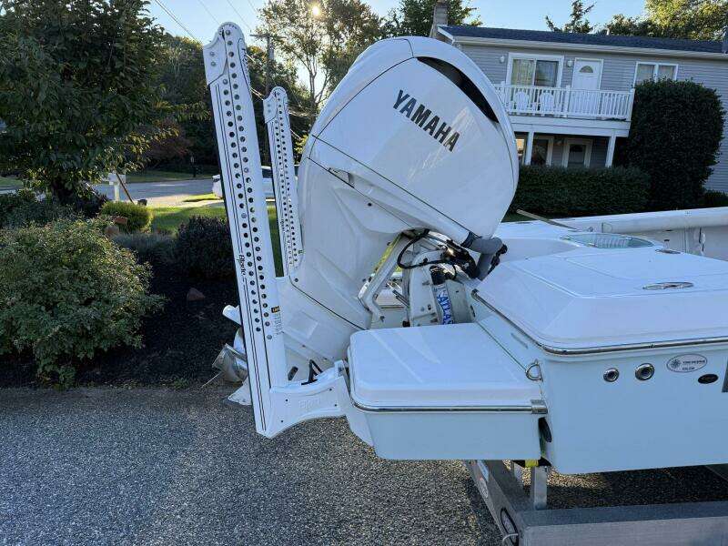 2023 Everglades 243 Center Console