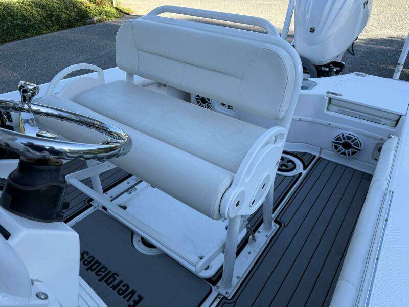 2023 Everglades 243 Center Console