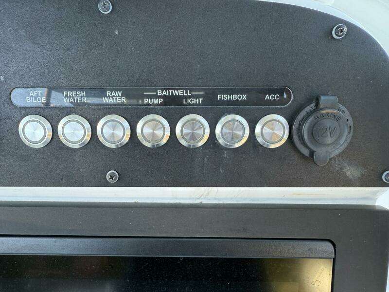 2023 Everglades 243 Center Console