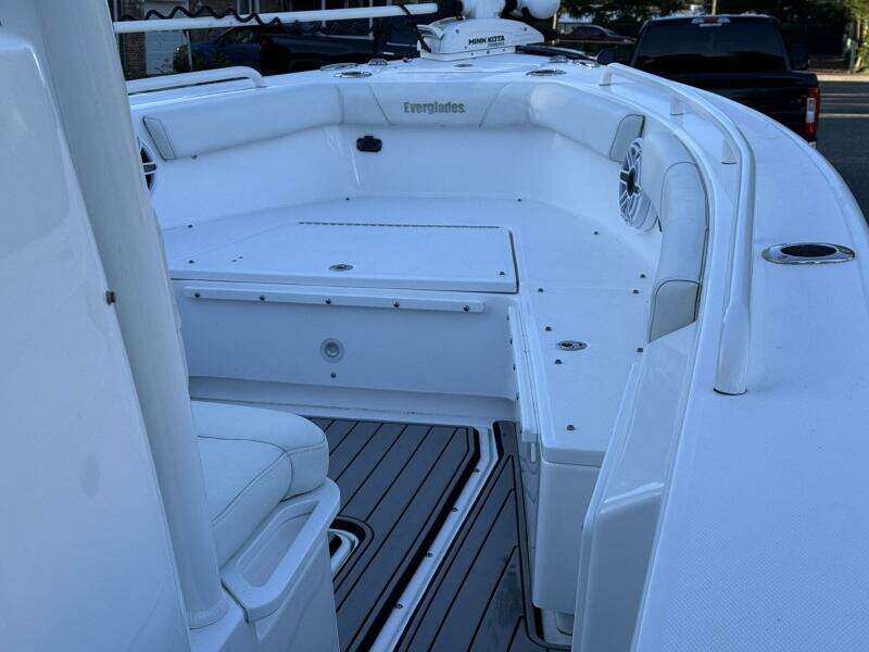 2023 Everglades 243 Center Console