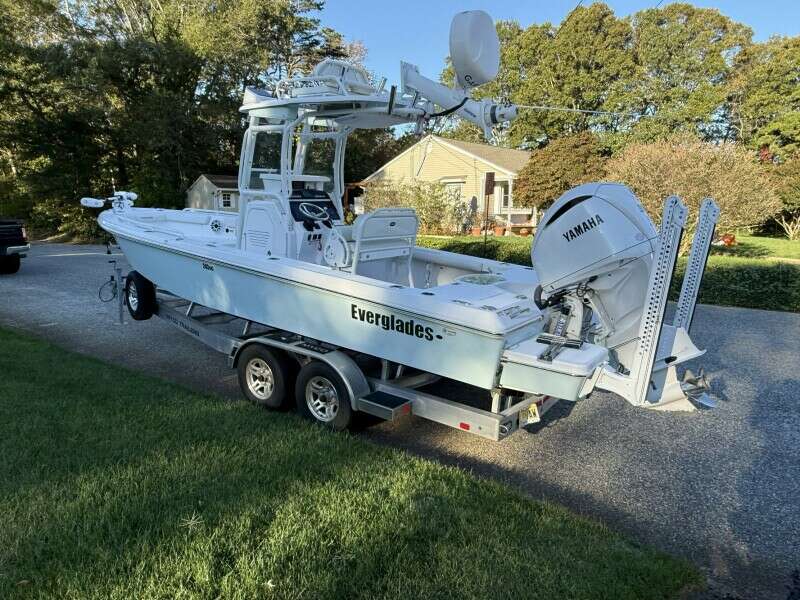 2023 Everglades 243 Center Console