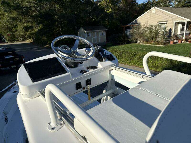 2023 Everglades 243 Center Console