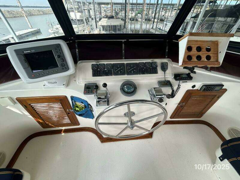 40' Kha Shing flybridge helm2