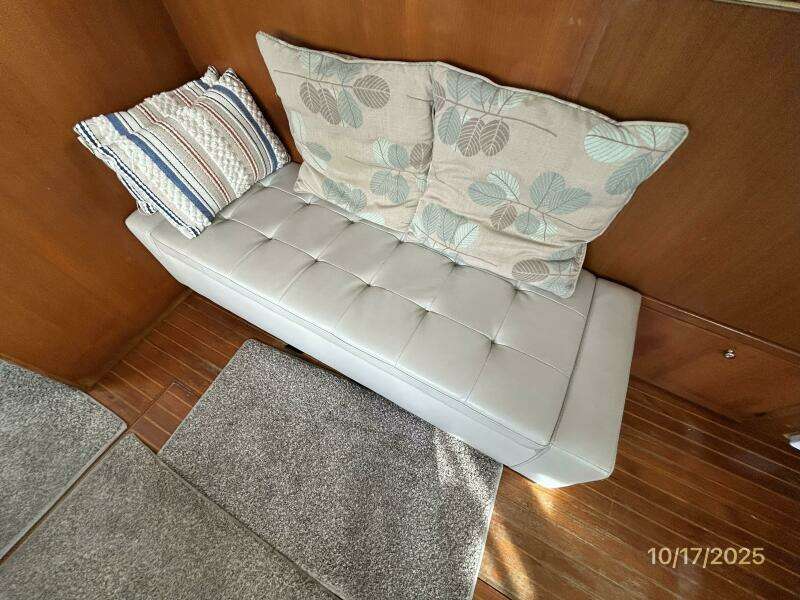 40' Kha Shing salon starboard seating