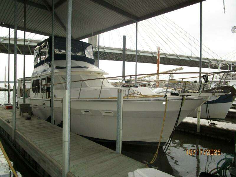 40' Kha Shing starboard forward profile3