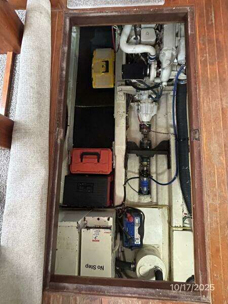 40' Kha Shing engine room access