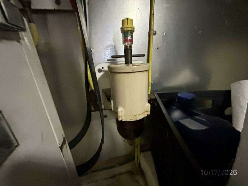 40' Kha Shing starboard Racor fuel filter