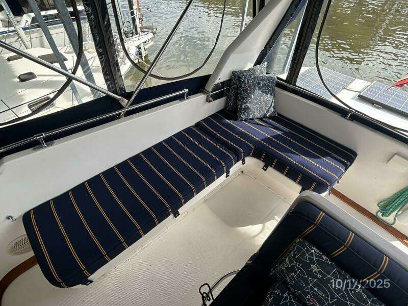 40' Kha Shing flybridge starboard seating