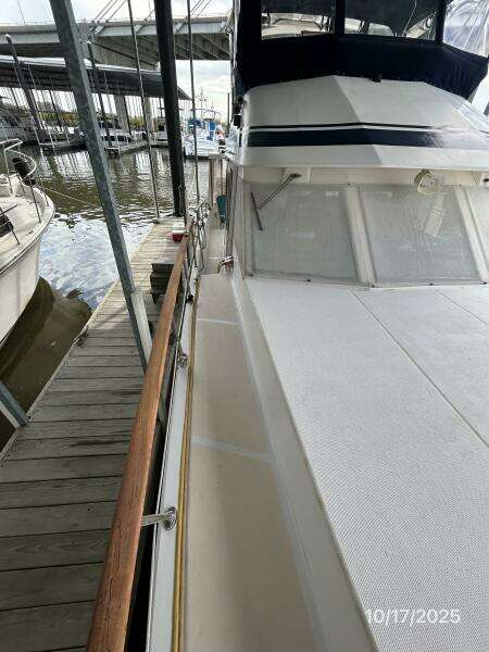 40' Kha Shing starboard side deck1