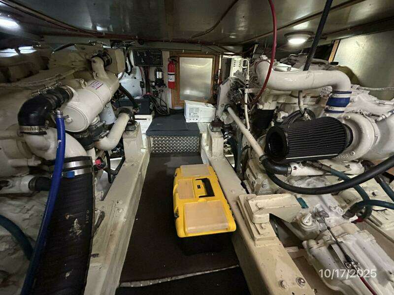 40' Kha Shing engine room forward