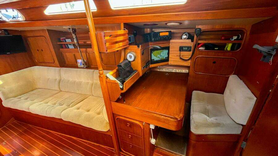 1991 Oyster Lightwave 48