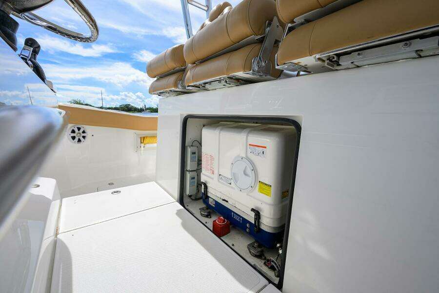 2018 Buddy Davis 42 Center Console - Equipment