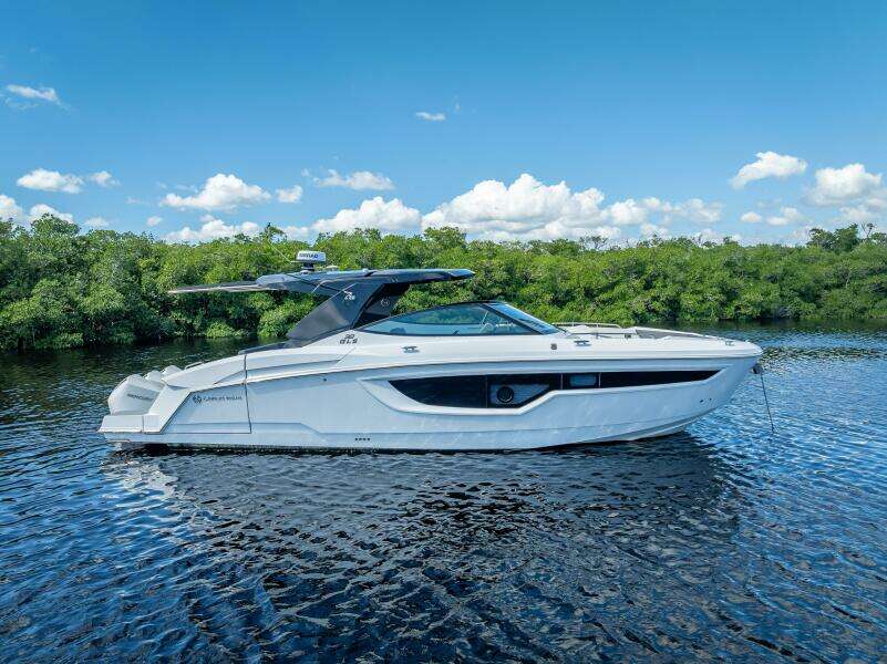 2022 Cruisers Yachts GLS OB
