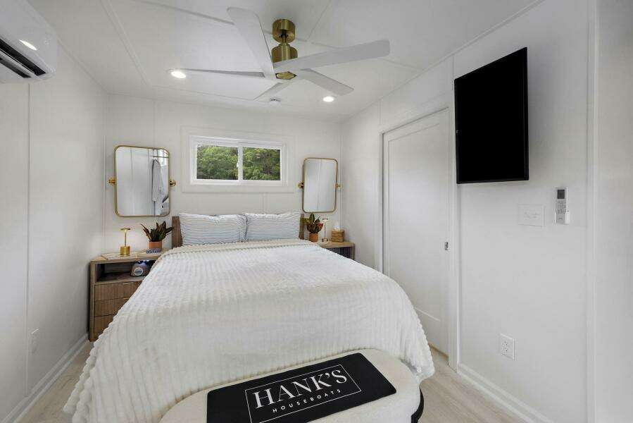 2026 Custom Hanks 26 Houseboat