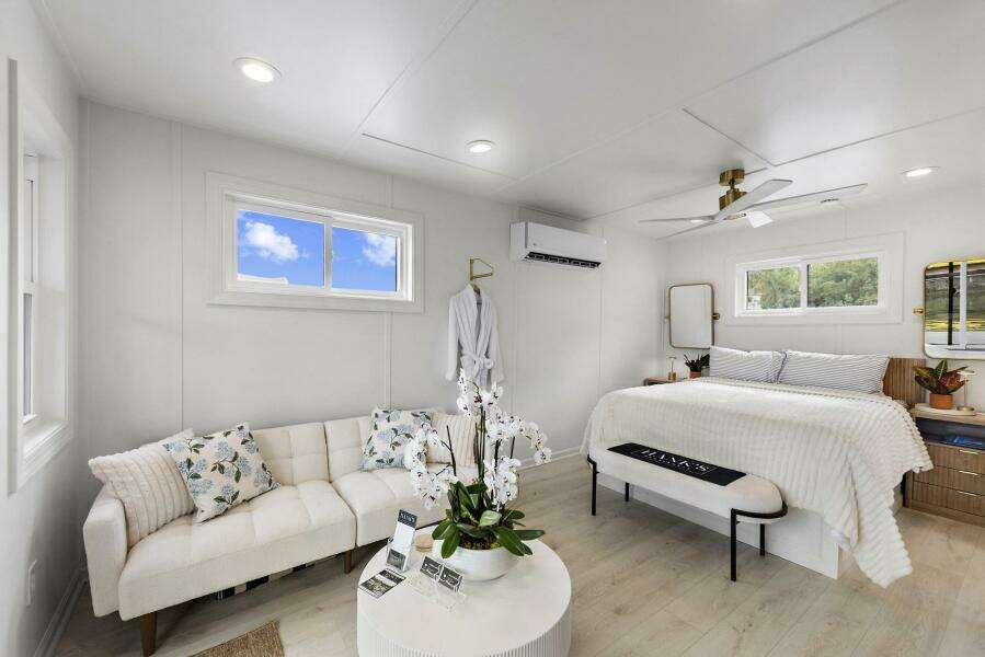 2026 Custom Hanks 26 Houseboat