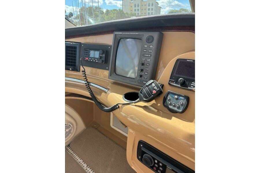 Control panel of 2004 Carver 466 Motor Yacht with navigation equipment and radio.