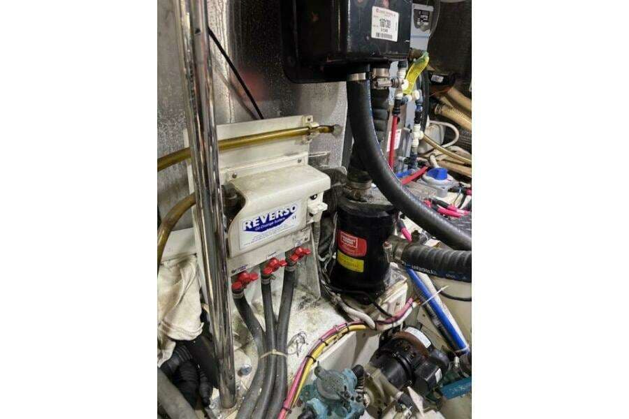 Engine room of 2004 Carver 466 Motor Yacht with Reverso oil change system.