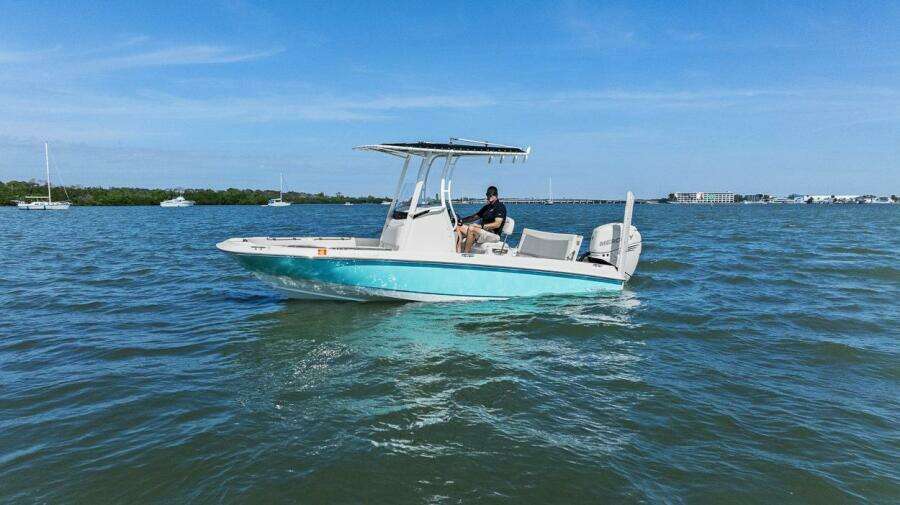 2016 Boston Whaler 210 Dauntless