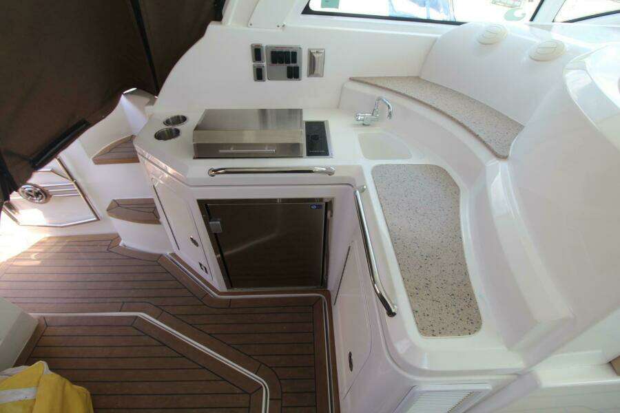 2013 Cruisers Yachts 430 Sports Coupe