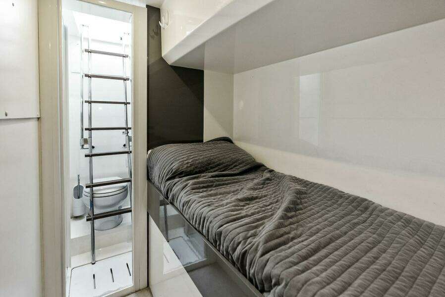 2018 Ferretti Yachts 800