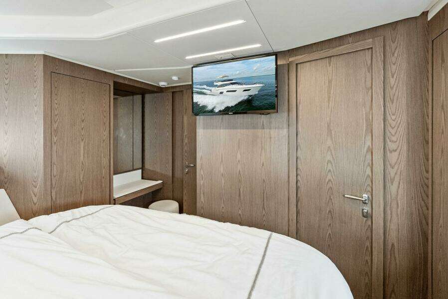 2018 Ferretti Yachts 800