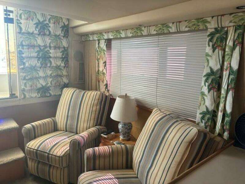 1996 Carver 355 Aft Cabin