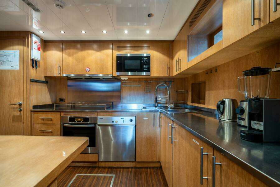 2008 Overmarine Mangusta 108