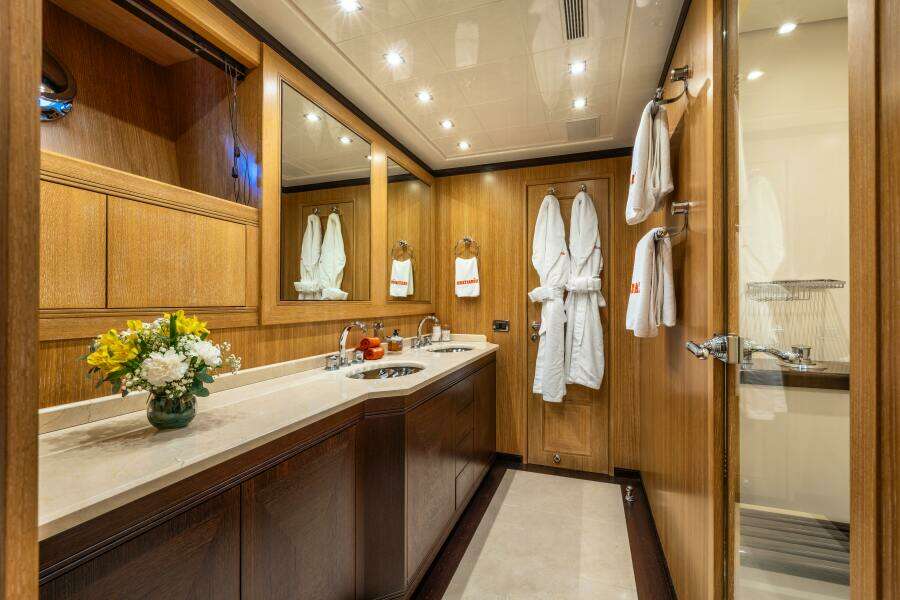 2008 Overmarine Mangusta 108