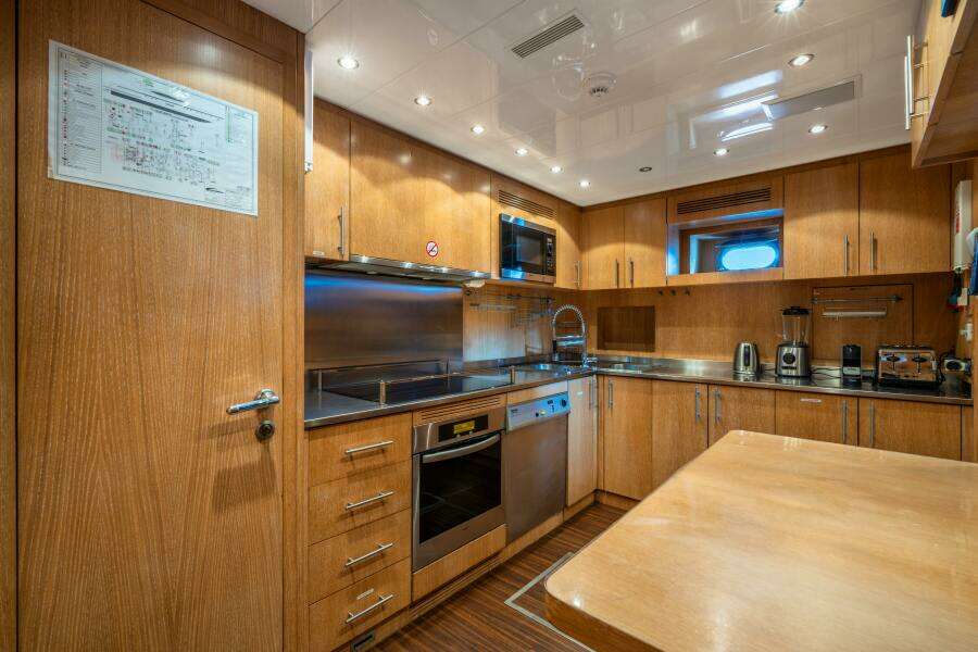 2008 Overmarine Mangusta 108