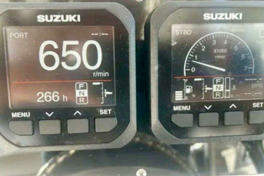 Suzuki engine display on 2002 Wellcraft 290 Coastal, showing 650 RPM and 266 hours.