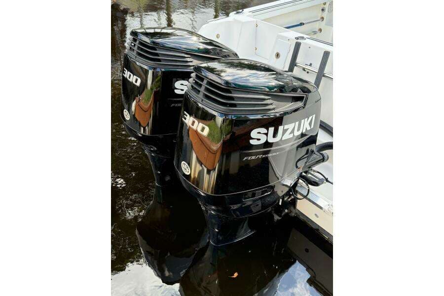 Twin Suzuki 300 outboard engines on a 2002 Wellcraft 290 Coastal boat.