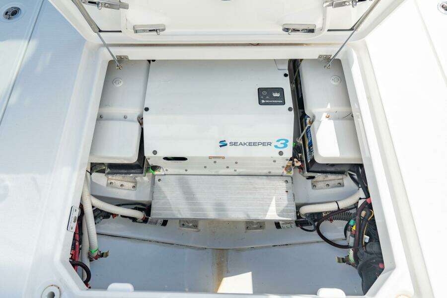 2025 Everglades 375 Center Console