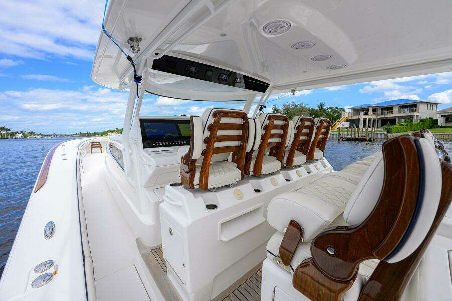 Valhalla 55 - LITTLE KEMOSABE - Port View of Helm Seating