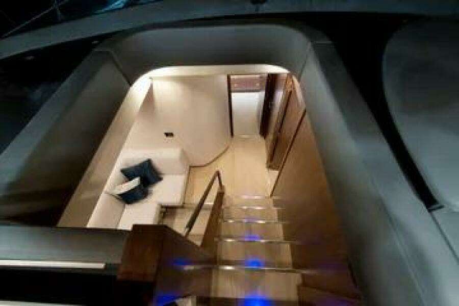 2015 Riviera 6000 Sport Yacht