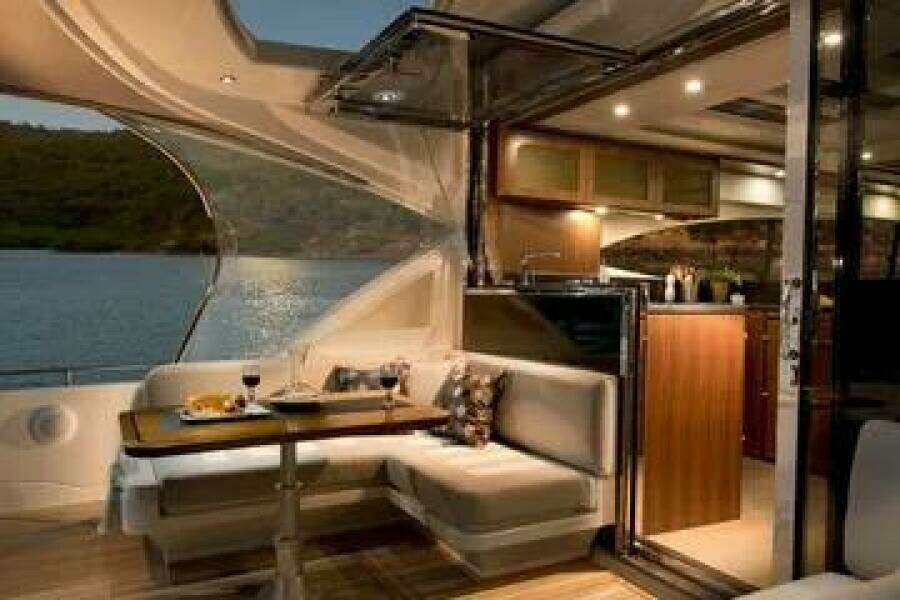 2015 Riviera 6000 Sport Yacht
