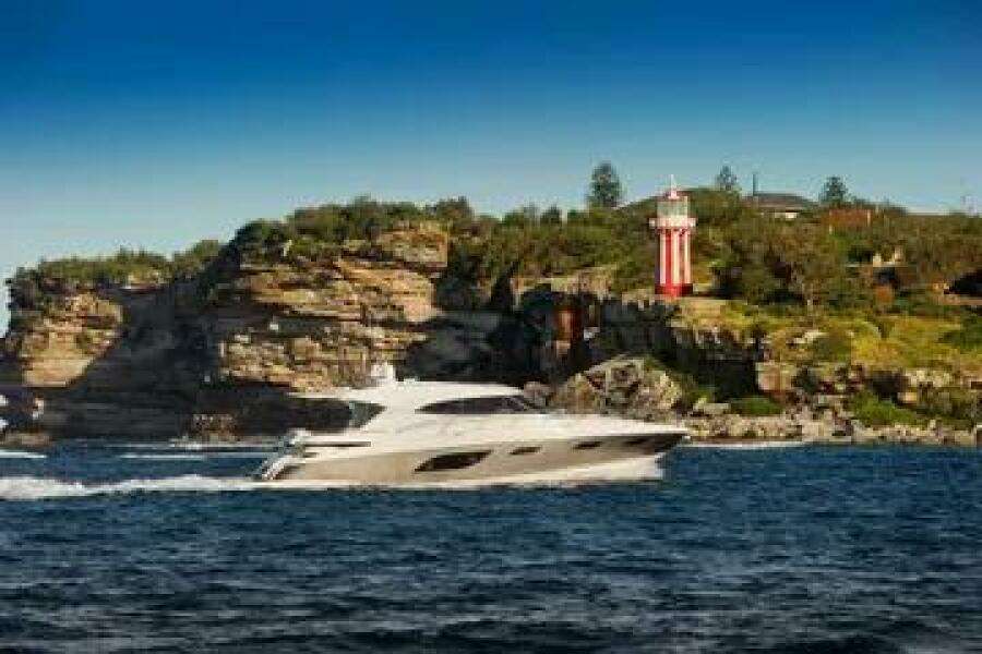 2015 Riviera 6000 Sport Yacht