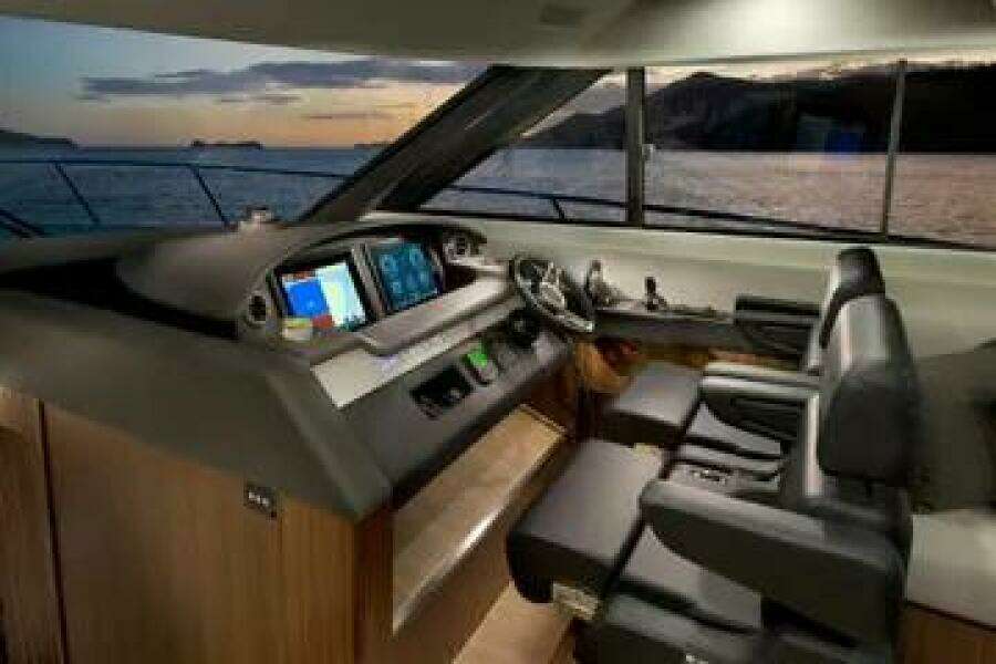 2015 Riviera 6000 Sport Yacht