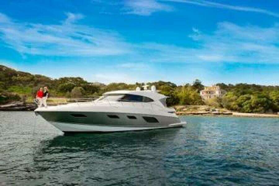 2015 Riviera 6000 Sport Yacht