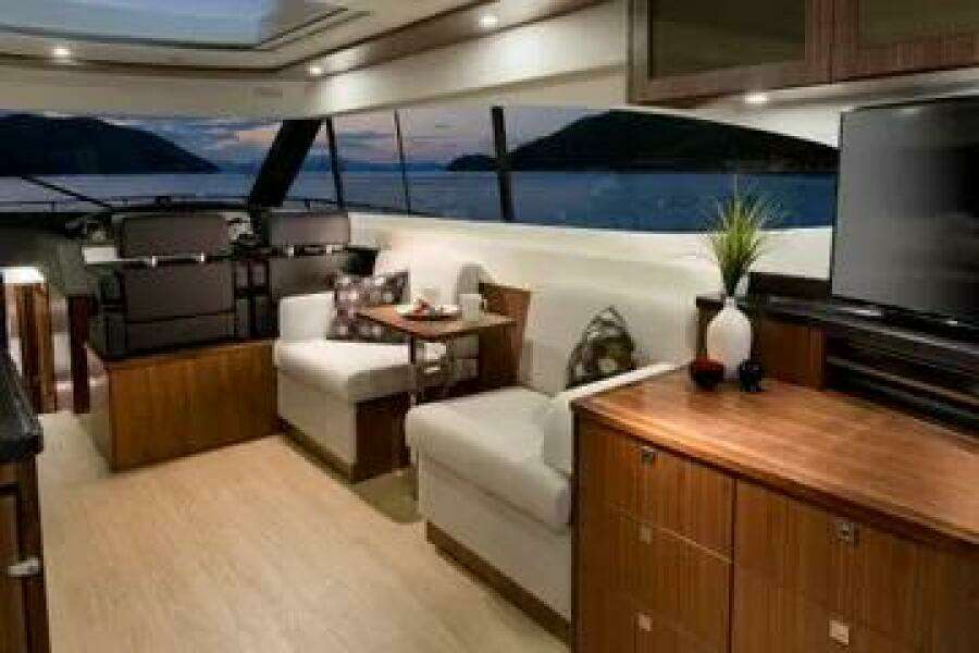 2015 Riviera 6000 Sport Yacht