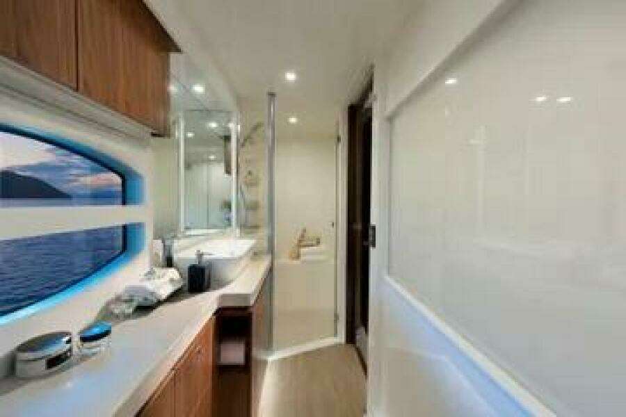 2015 Riviera 6000 Sport Yacht